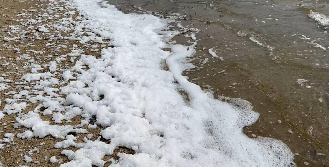 Çanakkale’de korkutan manzara köşe bucak her yeri beyaz köpük sardı 2